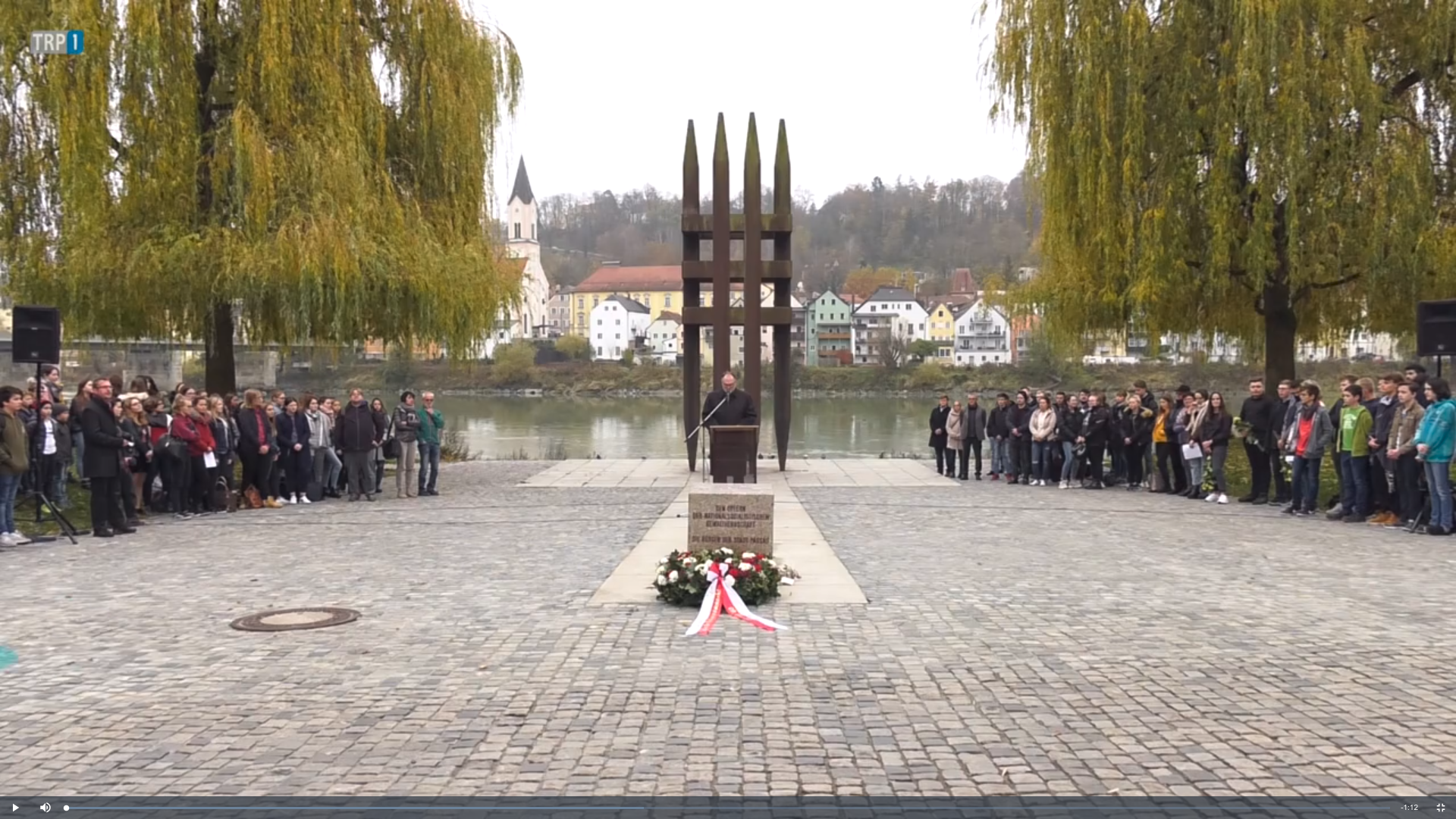 Gedenken am Holocaust-Mahnmal (Inn, Passau)